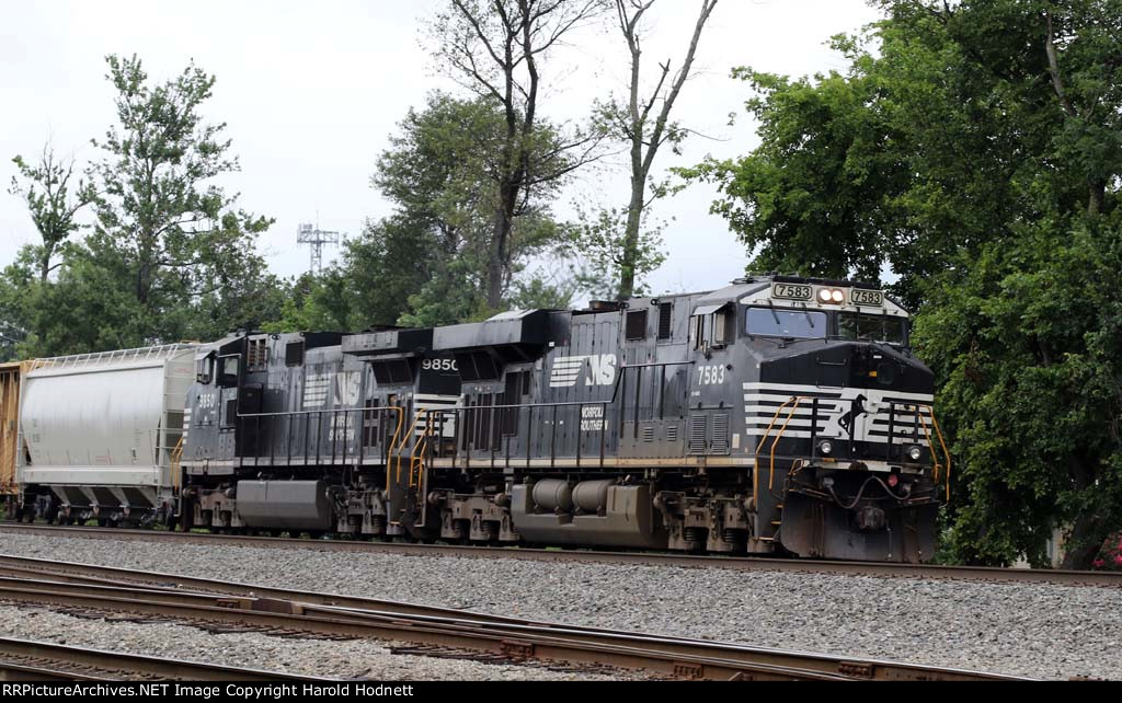 NS 7583 leads train 158 northbound